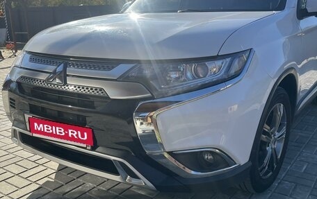 Mitsubishi Outlander III рестайлинг 3, 2016 год, 1 900 000 рублей, 11 фотография