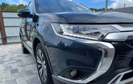 Mitsubishi Outlander III рестайлинг 3, 2021 год, 2 550 000 рублей, 4 фотография