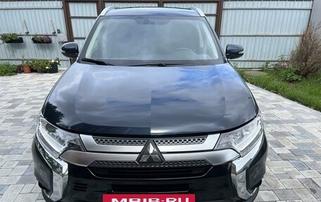 Mitsubishi Outlander III рестайлинг 3, 2021 год, 2 550 000 рублей, 8 фотография