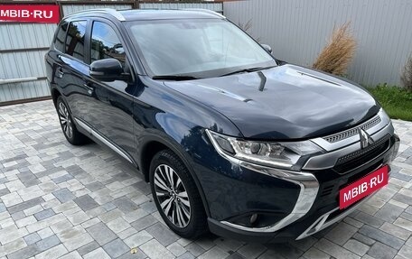 Mitsubishi Outlander III рестайлинг 3, 2021 год, 2 550 000 рублей, 7 фотография