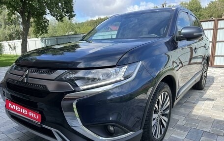 Mitsubishi Outlander III рестайлинг 3, 2021 год, 2 550 000 рублей, 3 фотография