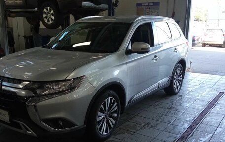 Mitsubishi Outlander III рестайлинг 3, 2019 год, 2 489 000 рублей, 1 фотография