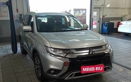 Mitsubishi Outlander III рестайлинг 3, 2019 год, 2 489 000 рублей, 2 фотография