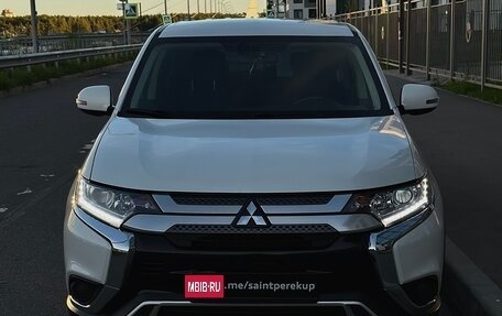 Mitsubishi Outlander III рестайлинг 3, 2018 год, 2 175 000 рублей, 2 фотография