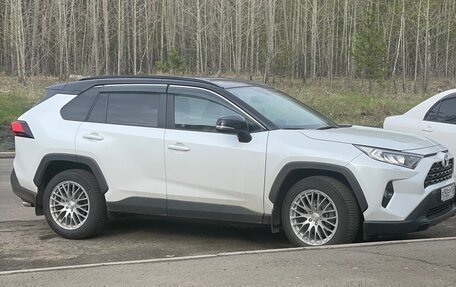 Toyota RAV4, 2020 год, 4 300 000 рублей, 6 фотография