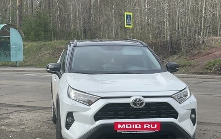 Toyota RAV4, 2020 год, 4 300 000 рублей, 3 фотография