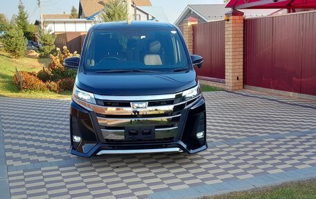 Toyota Noah III, 2020 год, 2 995 000 рублей, 1 фотография