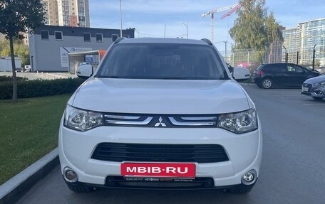 Mitsubishi Outlander III рестайлинг 3, 2013 год, 1 605 000 рублей, 2 фотография