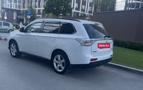 Mitsubishi Outlander III рестайлинг 3, 2013 год, 1 605 000 рублей, 4 фотография