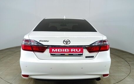 Toyota Camry, 2017 год, 1 890 000 рублей, 6 фотография