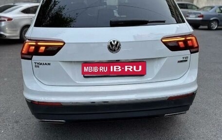 Volkswagen Tiguan II, 2018 год, 3 000 000 рублей, 3 фотография