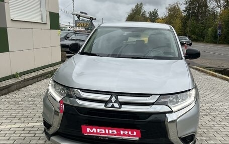 Mitsubishi Outlander III рестайлинг 3, 2016 год, 2 100 000 рублей, 2 фотография