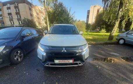 Mitsubishi Outlander III рестайлинг 3, 2021 год, 3 400 000 рублей, 1 фотография