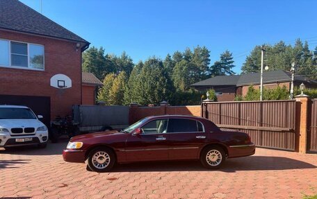 Lincoln Town Car III рестайлинг, 1999 год, 1 350 000 рублей, 2 фотография