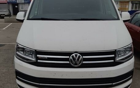 Volkswagen Caravelle T6 рестайлинг, 2017 год, 2 800 000 рублей, 1 фотография