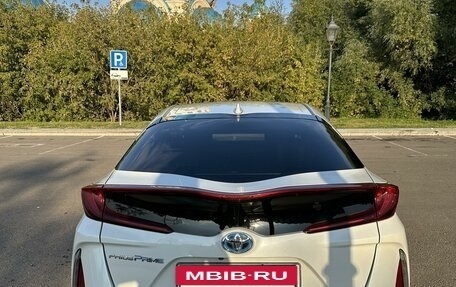 Toyota Prius IV XW50, 2017 год, 2 700 000 рублей, 7 фотография