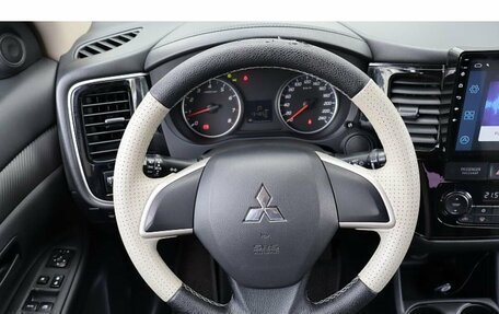 Mitsubishi Outlander III рестайлинг 3, 2016 год, 1 650 000 рублей, 7 фотография