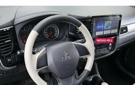 Mitsubishi Outlander III рестайлинг 3, 2016 год, 1 650 000 рублей, 6 фотография