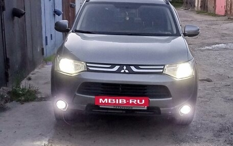 Mitsubishi Outlander III рестайлинг 3, 2012 год, 1 690 000 рублей, 12 фотография