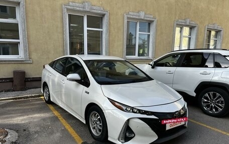 Toyota Prius IV XW50, 2019 год, 2 200 000 рублей, 2 фотография