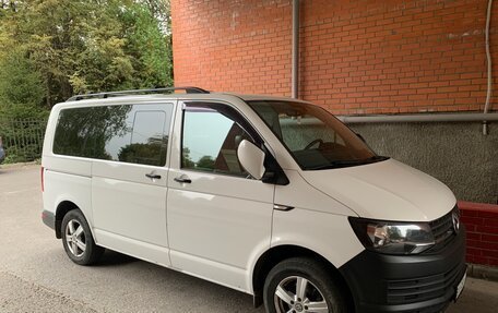 Volkswagen Caravelle T6 рестайлинг, 2015 год, 2 460 000 рублей, 2 фотография