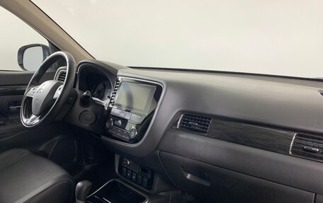 Mitsubishi Outlander III рестайлинг 3, 2018 год, 2 350 000 рублей, 14 фотография