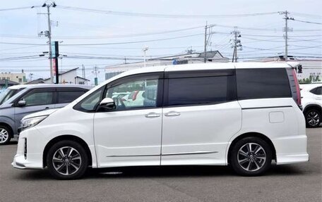 Toyota Noah III, 2021 год, 1 850 000 рублей, 4 фотография