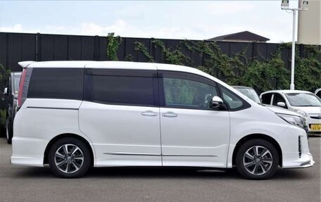 Toyota Noah III, 2021 год, 1 850 000 рублей, 3 фотография