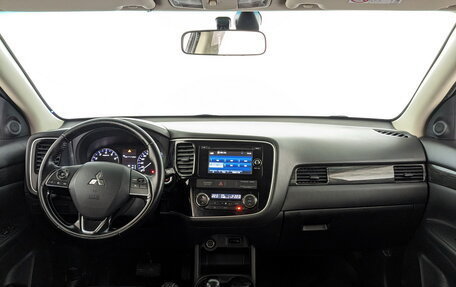 Mitsubishi Outlander III рестайлинг 3, 2016 год, 1 750 000 рублей, 14 фотография