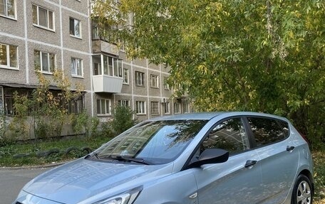 Hyundai Solaris II рестайлинг, 2012 год, 860 000 рублей, 2 фотография