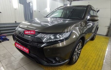 Mitsubishi Outlander III рестайлинг 3, 2019 год, 3 350 000 рублей, 1 фотография