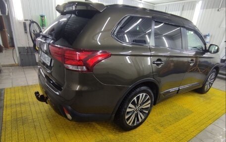 Mitsubishi Outlander III рестайлинг 3, 2019 год, 3 350 000 рублей, 5 фотография