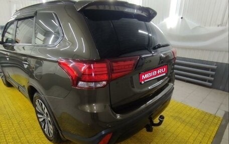 Mitsubishi Outlander III рестайлинг 3, 2019 год, 3 350 000 рублей, 8 фотография