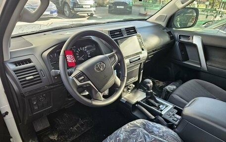 Toyota Land Cruiser Prado 150 рестайлинг 2, 2022 год, 7 499 000 рублей, 3 фотография