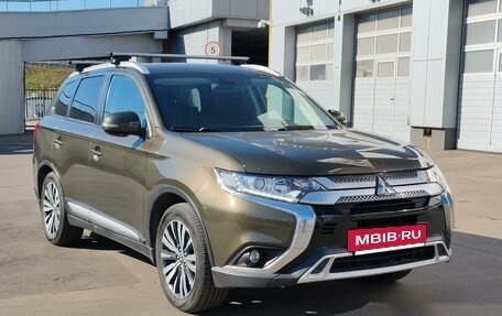 Mitsubishi Outlander III рестайлинг 3, 2020 год, 2 490 000 рублей, 3 фотография