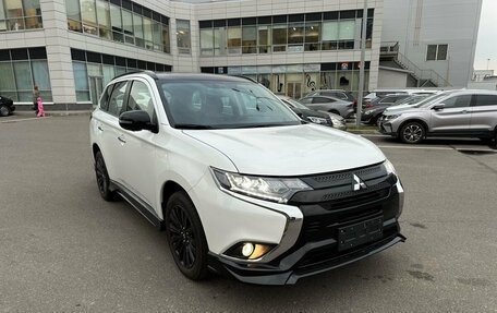 Mitsubishi Outlander III рестайлинг 3, 2022 год, 4 800 000 рублей, 4 фотография