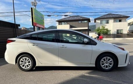 Toyota Prius IV XW50, 2020 год, 1 960 000 рублей, 3 фотография