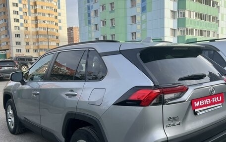 Toyota RAV4, 2019 год, 3 800 000 рублей, 8 фотография