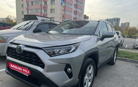 Toyota RAV4, 2019 год, 3 800 000 рублей, 2 фотография