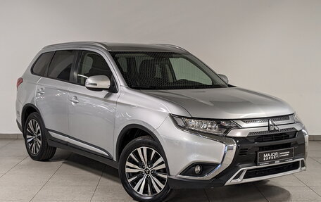 Mitsubishi Outlander III рестайлинг 3, 2018 год, 2 350 000 рублей, 3 фотография