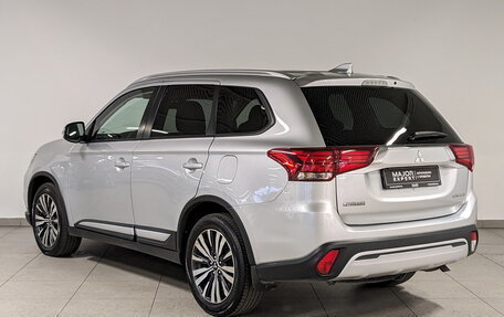 Mitsubishi Outlander III рестайлинг 3, 2018 год, 2 350 000 рублей, 7 фотография