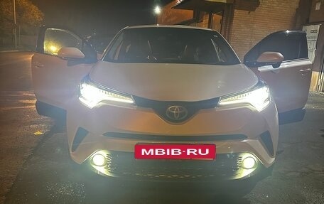 Toyota C-HR I рестайлинг, 2017 год, 2 250 000 рублей, 5 фотография