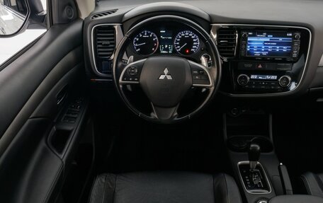 Mitsubishi Outlander III рестайлинг 3, 2014 год, 2 155 000 рублей, 14 фотография