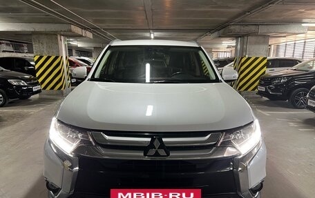 Mitsubishi Outlander III рестайлинг 3, 2015 год, 2 249 000 рублей, 2 фотография