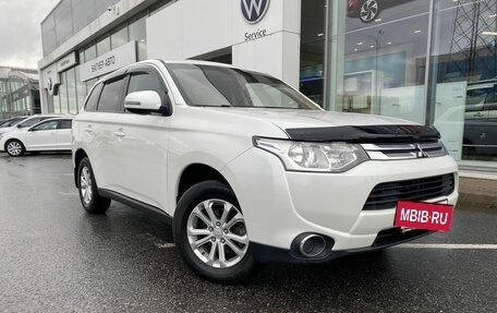 Mitsubishi Outlander III рестайлинг 3, 2014 год, 1 299 000 рублей, 3 фотография