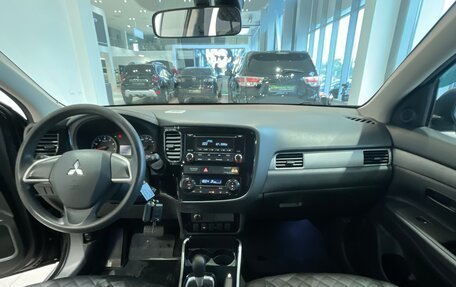 Mitsubishi Outlander III рестайлинг 3, 2018 год, 2 115 000 рублей, 13 фотография