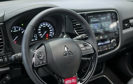 Mitsubishi Outlander III рестайлинг 3, 2022 год, 3 700 000 рублей, 16 фотография