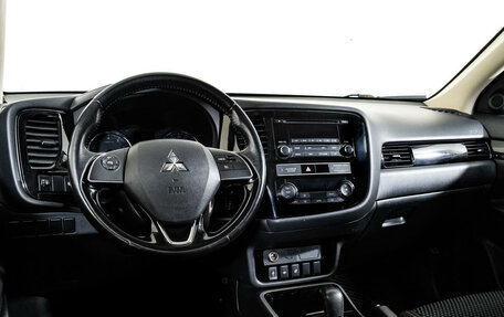 Mitsubishi Outlander III рестайлинг 3, 2019 год, 2 299 000 рублей, 11 фотография