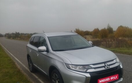 Mitsubishi Outlander III рестайлинг 3, 2016 год, 2 150 000 рублей, 14 фотография