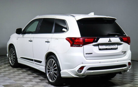 Mitsubishi Outlander III рестайлинг 3, 2018 год, 3 390 000 рублей, 7 фотография